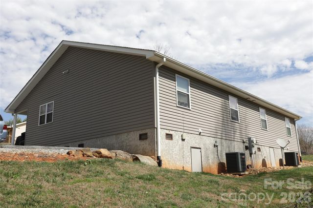 1302 Stanwood Lane, Hendersonville, NC 28739