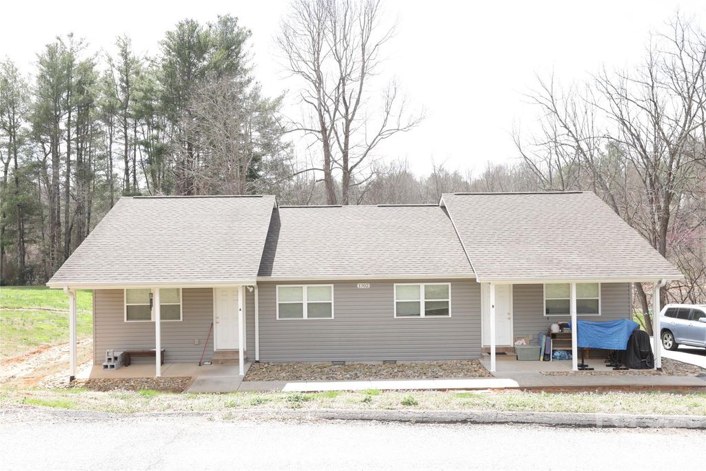 1302 Stanwood Lane, Hendersonville, NC 28739