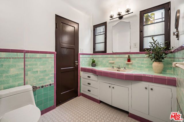 1146 S Hayworth Avenue, Los Angeles, CA 90035