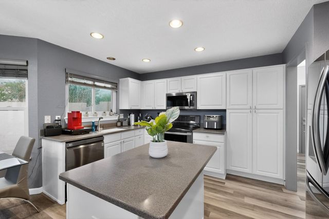 233 Nicklaus Drive SE, Rio Rancho, NM 87124