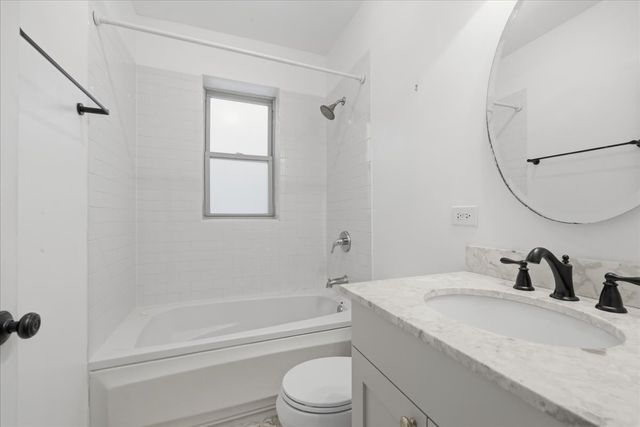 2152 W Ainslie Street D2, Chicago, IL 60625