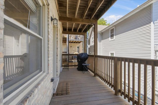 2152 W Ainslie Street D2, Chicago, IL 60625