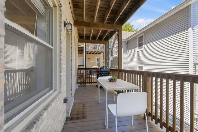 2152 W Ainslie Street D2, Chicago, IL 60625