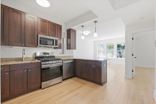2152 W Ainslie Street D2, Chicago, IL 60625