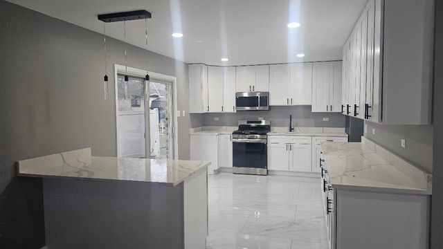 1048 E 194th Place, Glenwood, IL 60425