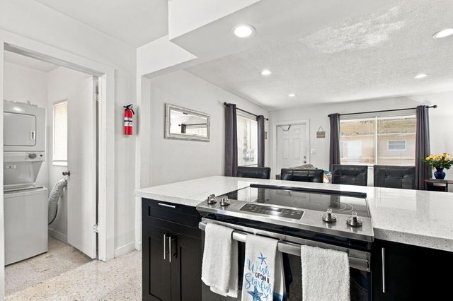 320 SW 10th Terrace, Hallandale Beach, FL 33009
