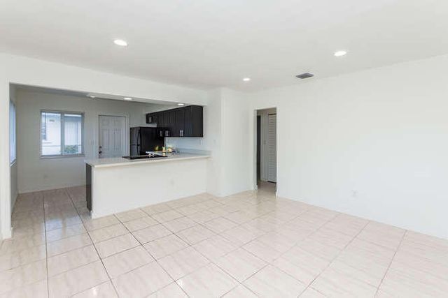 320 SW 10th Terrace, Hallandale Beach, FL 33009