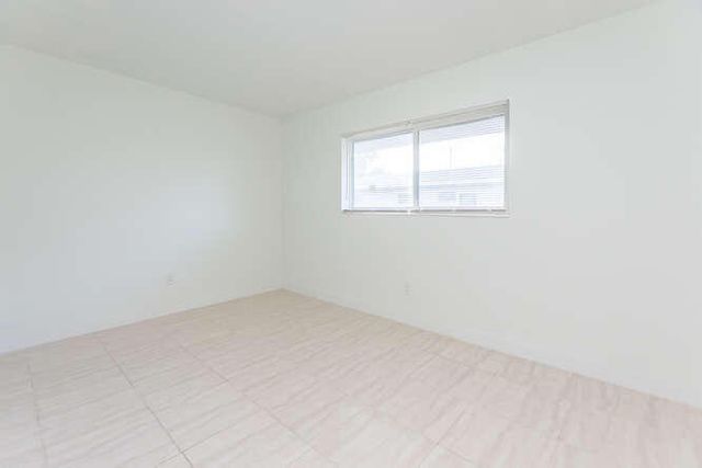 320 SW 10th Terrace, Hallandale Beach, FL 33009
