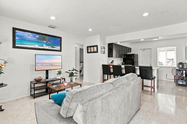 320 SW 10th Terrace, Hallandale Beach, FL 33009