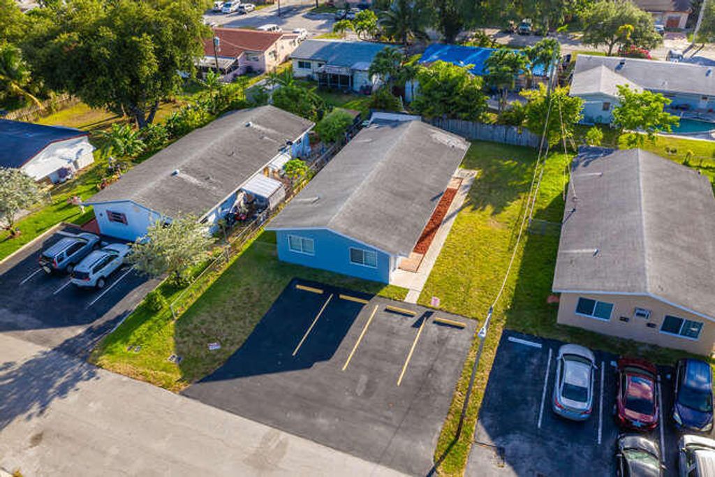 320 SW 10th Terrace, Hallandale Beach, FL 33009
