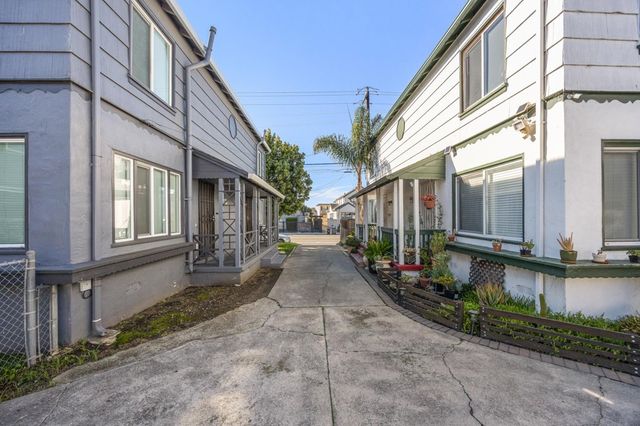 6320 Shattuck Ave, Oakland, CA 94609
