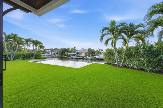 2442 Bay Circle, Palm Beach Gardens, FL 33410