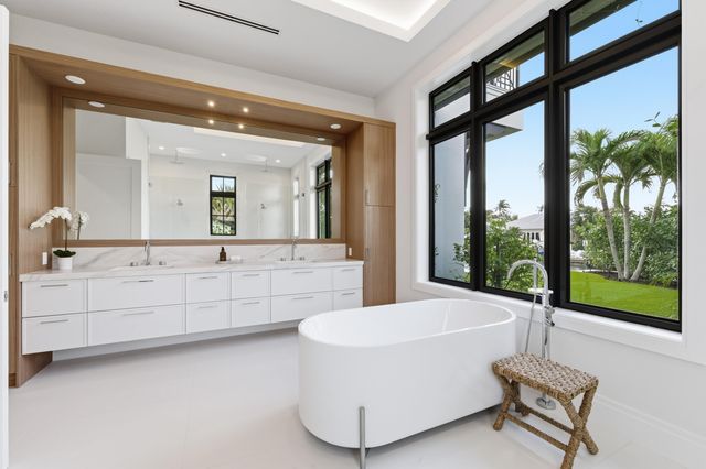 2442 Bay Circle, Palm Beach Gardens, FL 33410