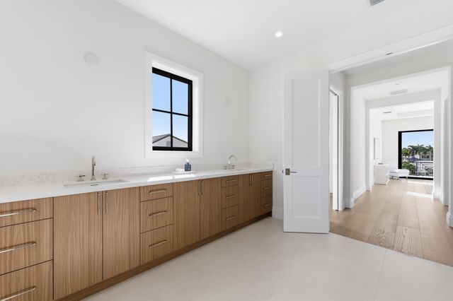 2442 Bay Circle, Palm Beach Gardens, FL 33410