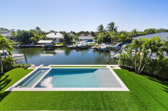 2442 Bay Circle, Palm Beach Gardens, FL 33410