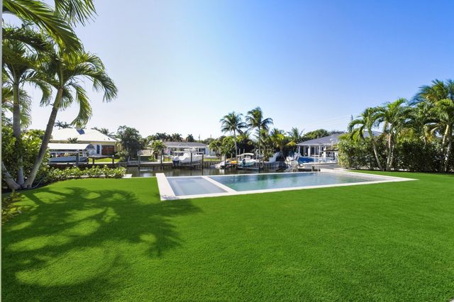 2442 Bay Circle, Palm Beach Gardens, FL 33410