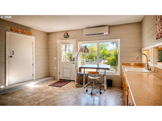 27777 SNYDER Rd, Junction City, OR 97448