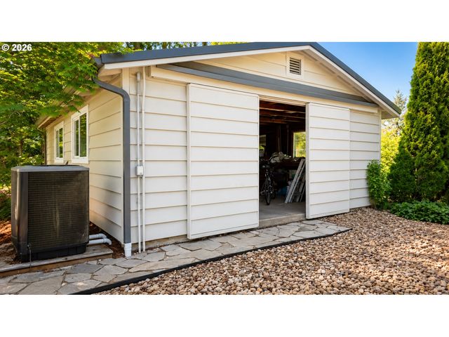 27777 SNYDER Rd, Junction City, OR 97448