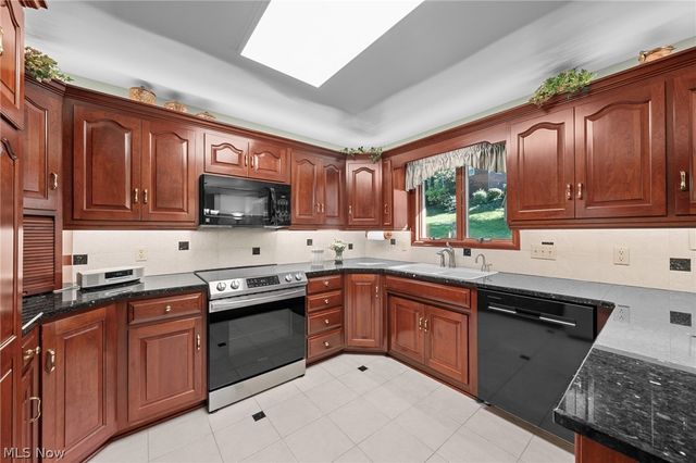 802 Deerfield Lane NE, Massillon, OH 44646
