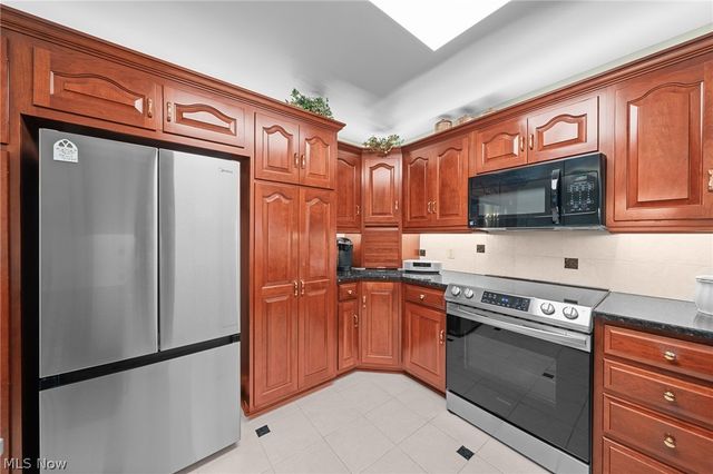 802 Deerfield Lane NE, Massillon, OH 44646