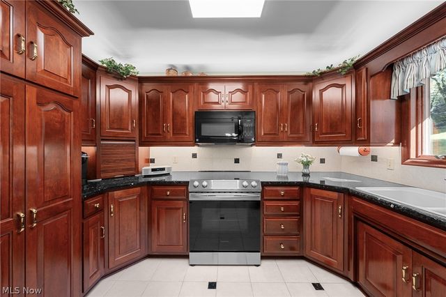 802 Deerfield Lane NE, Massillon, OH 44646