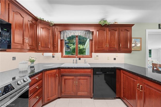 802 Deerfield Lane NE, Massillon, OH 44646