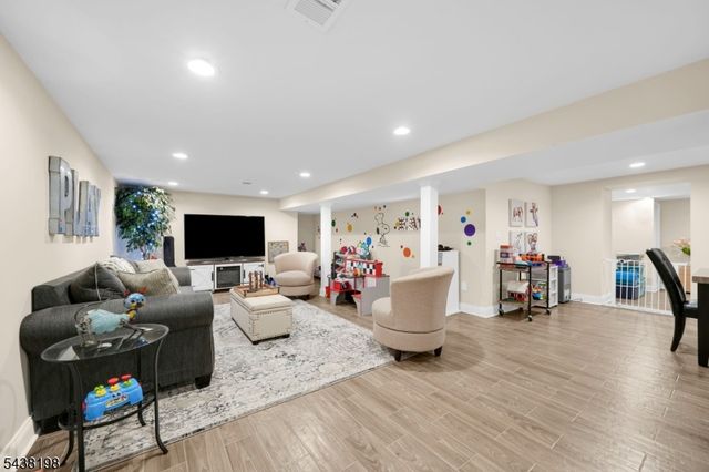 16 Schneider Ln, Montville Twp., NJ 07045