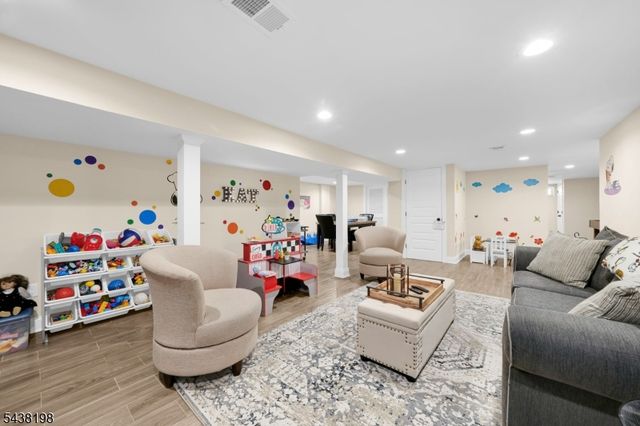 16 Schneider Ln, Montville Twp., NJ 07045