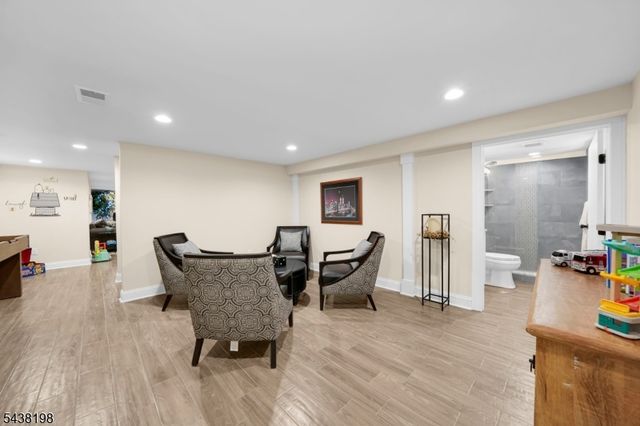 16 Schneider Ln, Montville Twp., NJ 07045