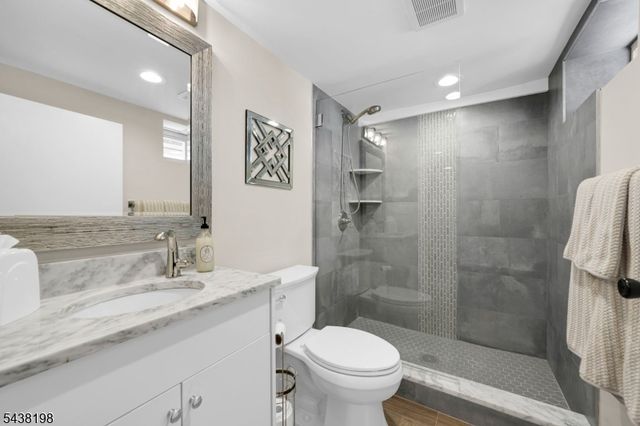 16 Schneider Ln, Montville Twp., NJ 07045