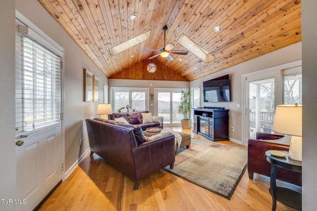 512 Hideaway Farm Road, Piney Flats, TN 37686