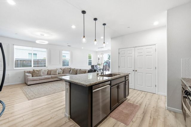 8237 Loyal Dr, Sacramento, CA 95829