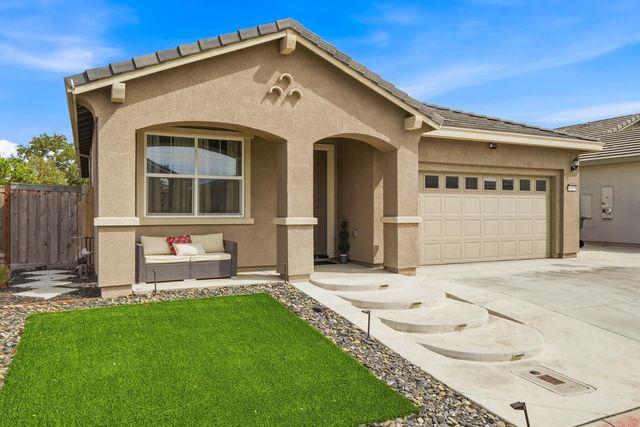 8237 Loyal Dr, Sacramento, CA 95829