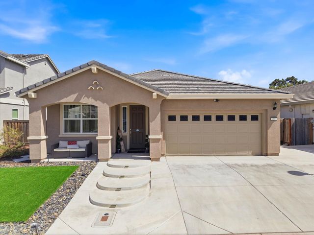 8237 Loyal Dr, Sacramento, CA 95829