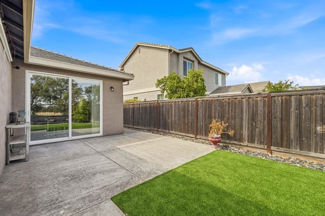 8237 Loyal Dr, Sacramento, CA 95829