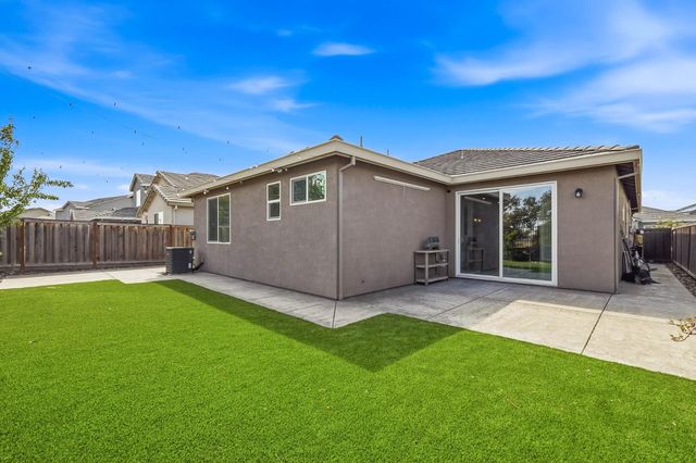 8237 Loyal Dr, Sacramento, CA 95829