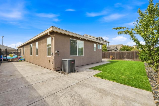 8237 Loyal Dr, Sacramento, CA 95829