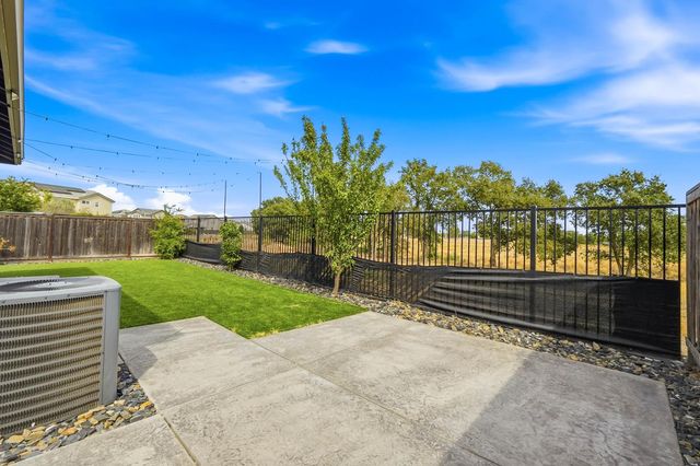 8237 Loyal Dr, Sacramento, CA 95829