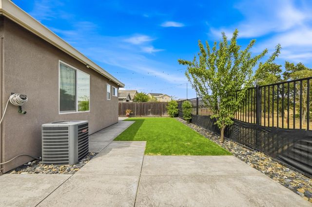 8237 Loyal Dr, Sacramento, CA 95829