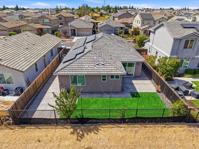 8237 Loyal Dr, Sacramento, CA 95829