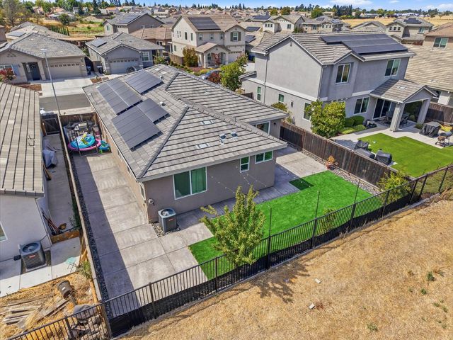 8237 Loyal Dr, Sacramento, CA 95829