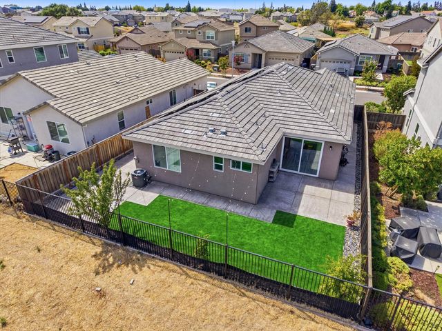 8237 Loyal Dr, Sacramento, CA 95829