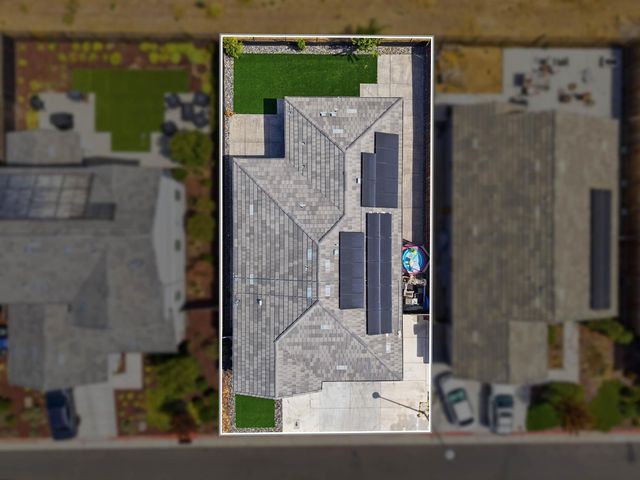 8237 Loyal Dr, Sacramento, CA 95829