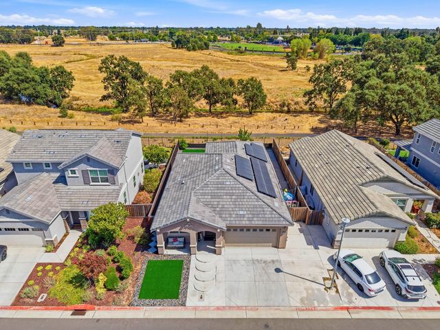 8237 Loyal Dr, Sacramento, CA 95829