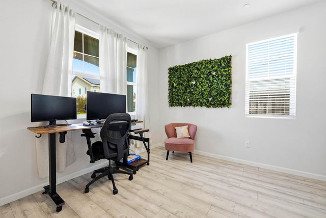8237 Loyal Dr, Sacramento, CA 95829
