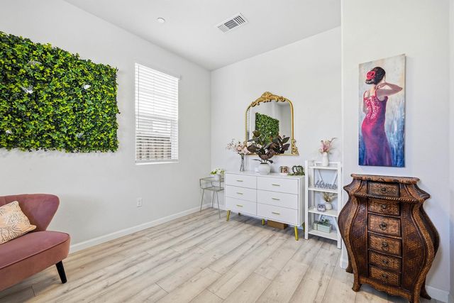 8237 Loyal Dr, Sacramento, CA 95829