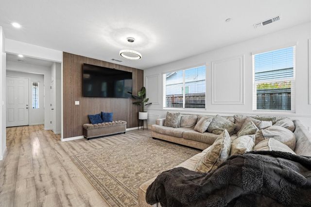 8237 Loyal Dr, Sacramento, CA 95829