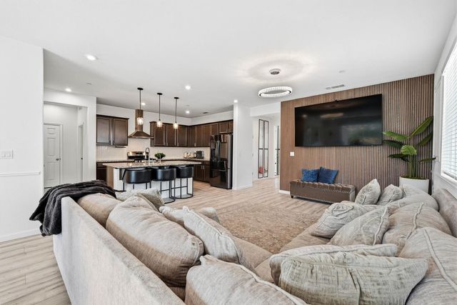 8237 Loyal Dr, Sacramento, CA 95829