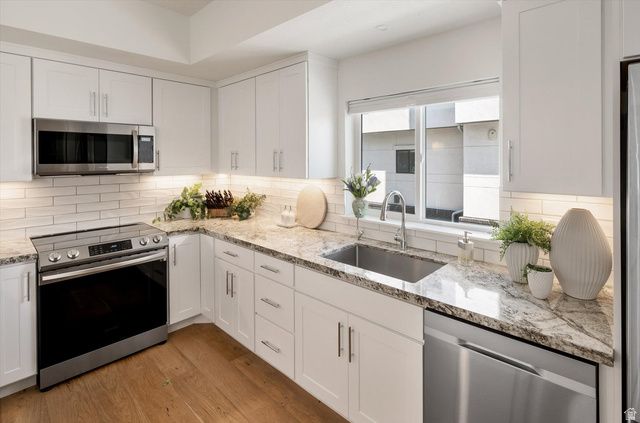 6988 S BROOKHILL DR, Cottonwood Heights, UT 84121