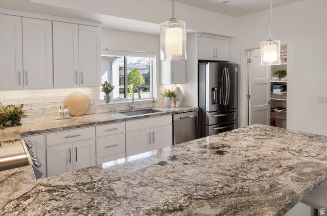 6988 S BROOKHILL DR, Cottonwood Heights, UT 84121